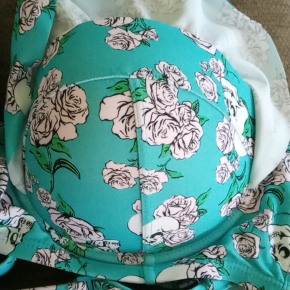 Hot Topic Turquoise Skull and Roses Ruffle Bandeau Swim Top - Picture 6 of 10